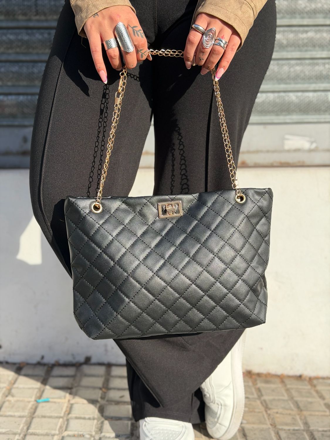Cartera con Cadenas mediana color negro por MAYOR ( $290 c/u Pack de 6 unidades)