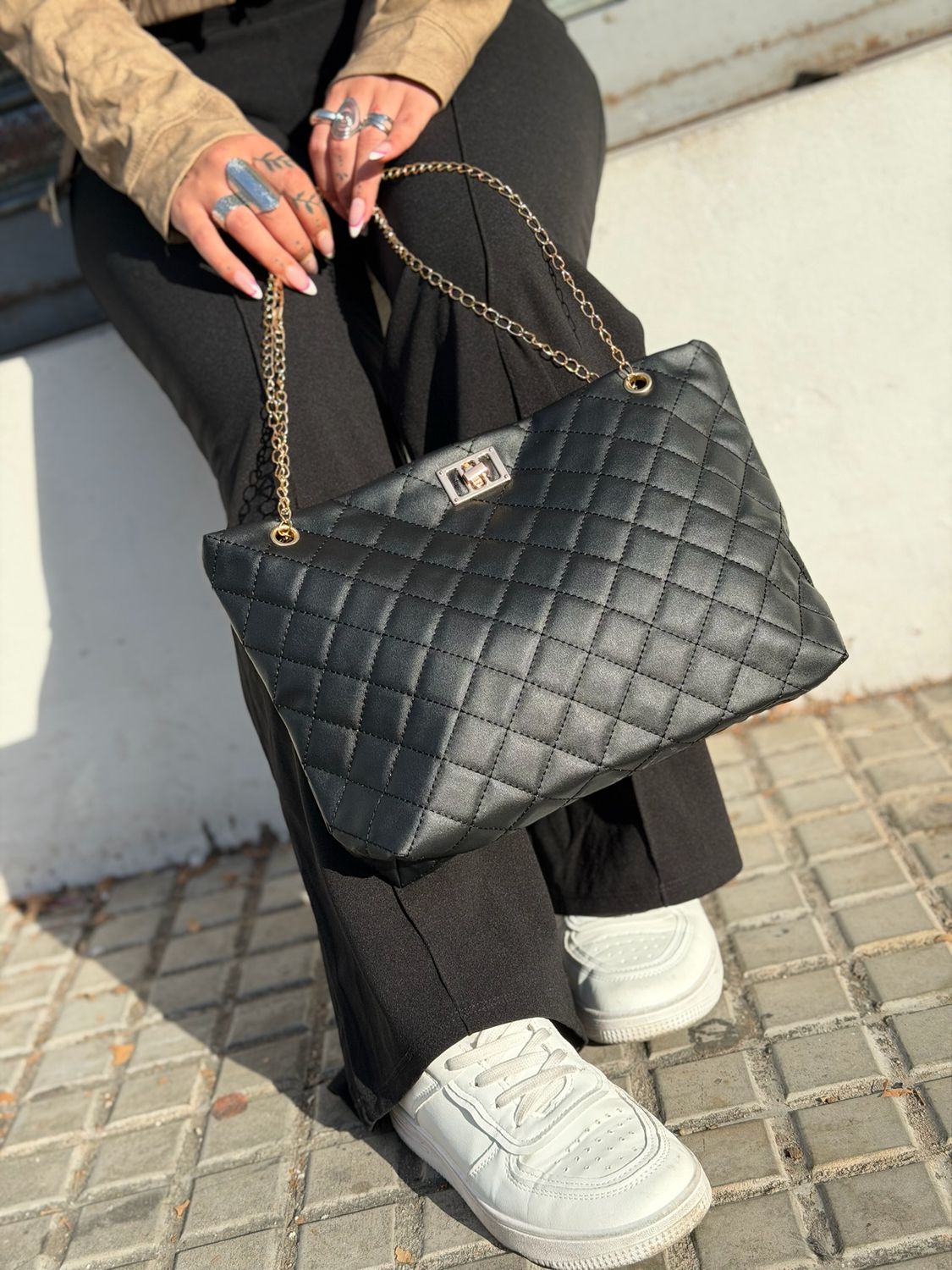 Cartera con Cadenas mediana color negro