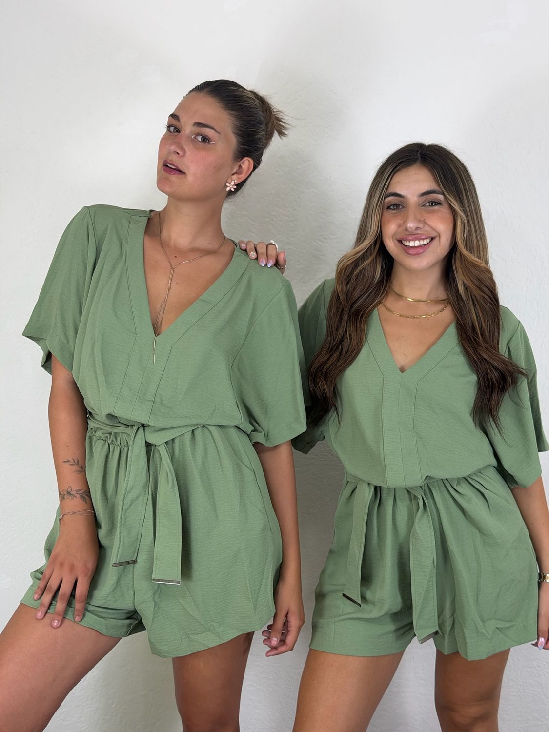 Monito elegante de lino con lazo