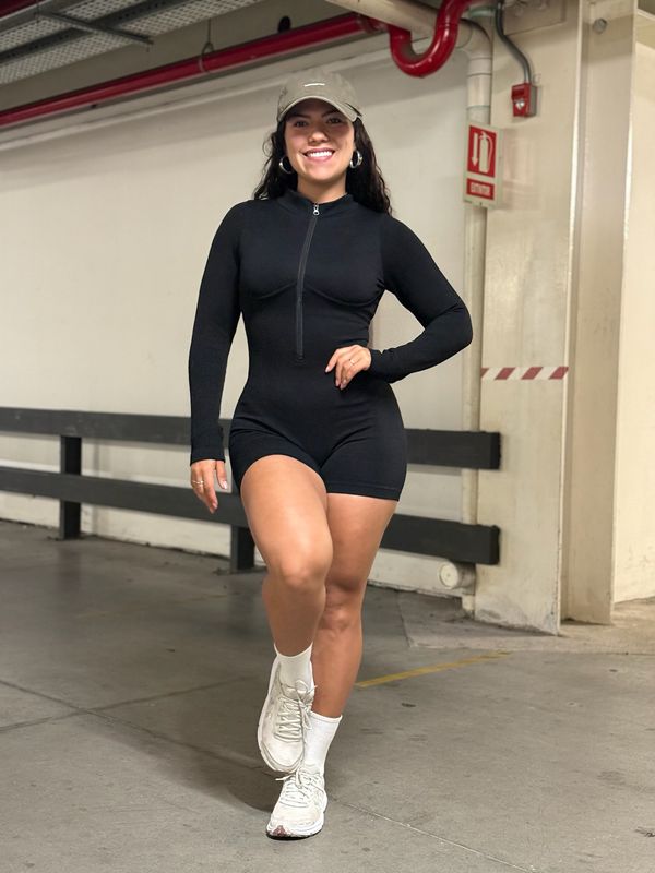 Enterito corto con manga larga y cierre