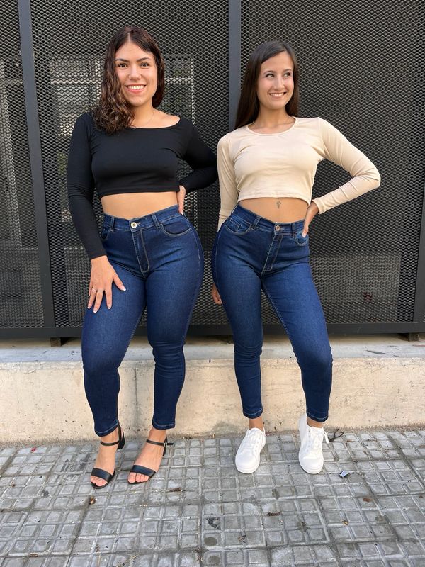 Jean azul oscuro modelo FIT