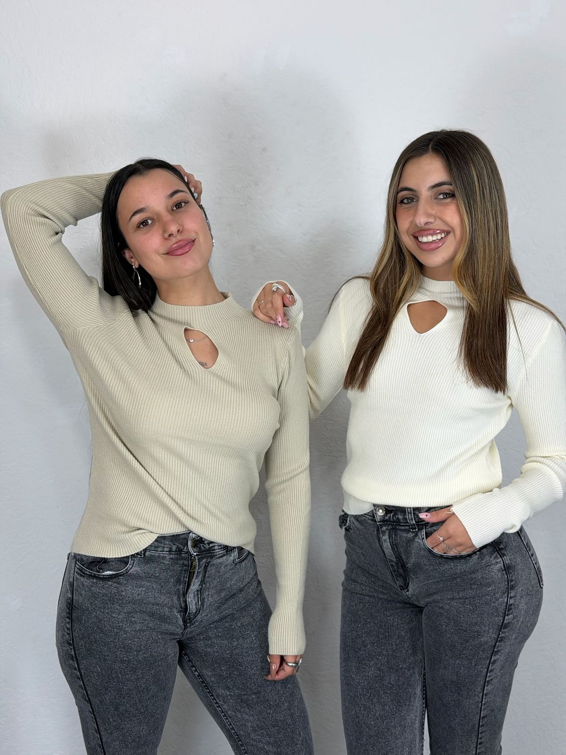 Polera de hilo con escote en el pecho