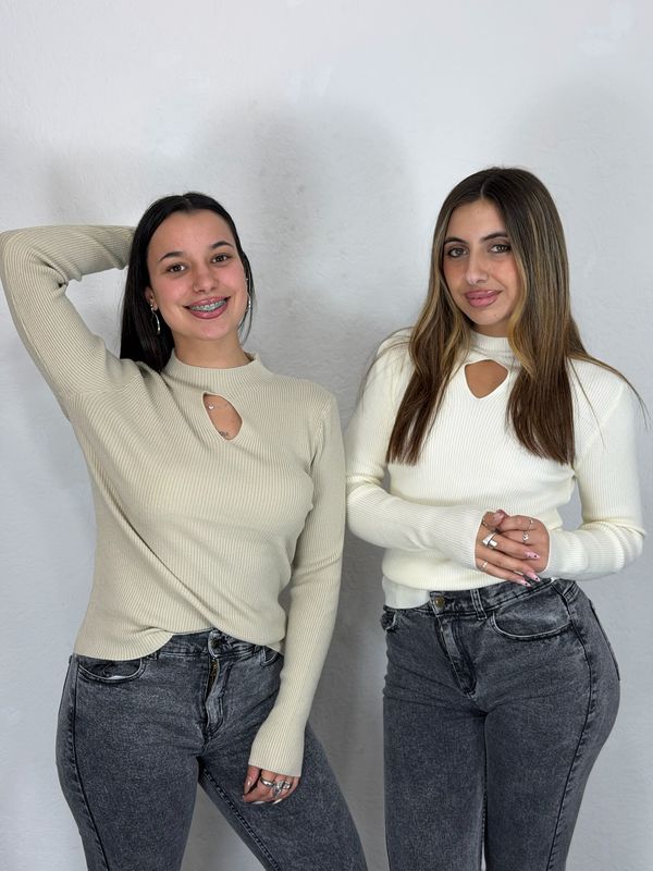 Polera de hilo con escote en el pecho Polera de hilo con escote en el pecho