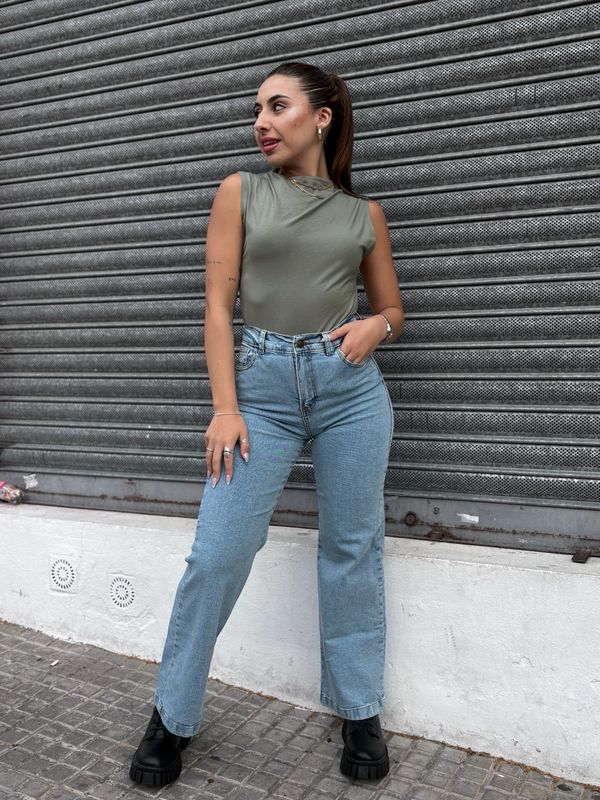 Jean Aura wid leg