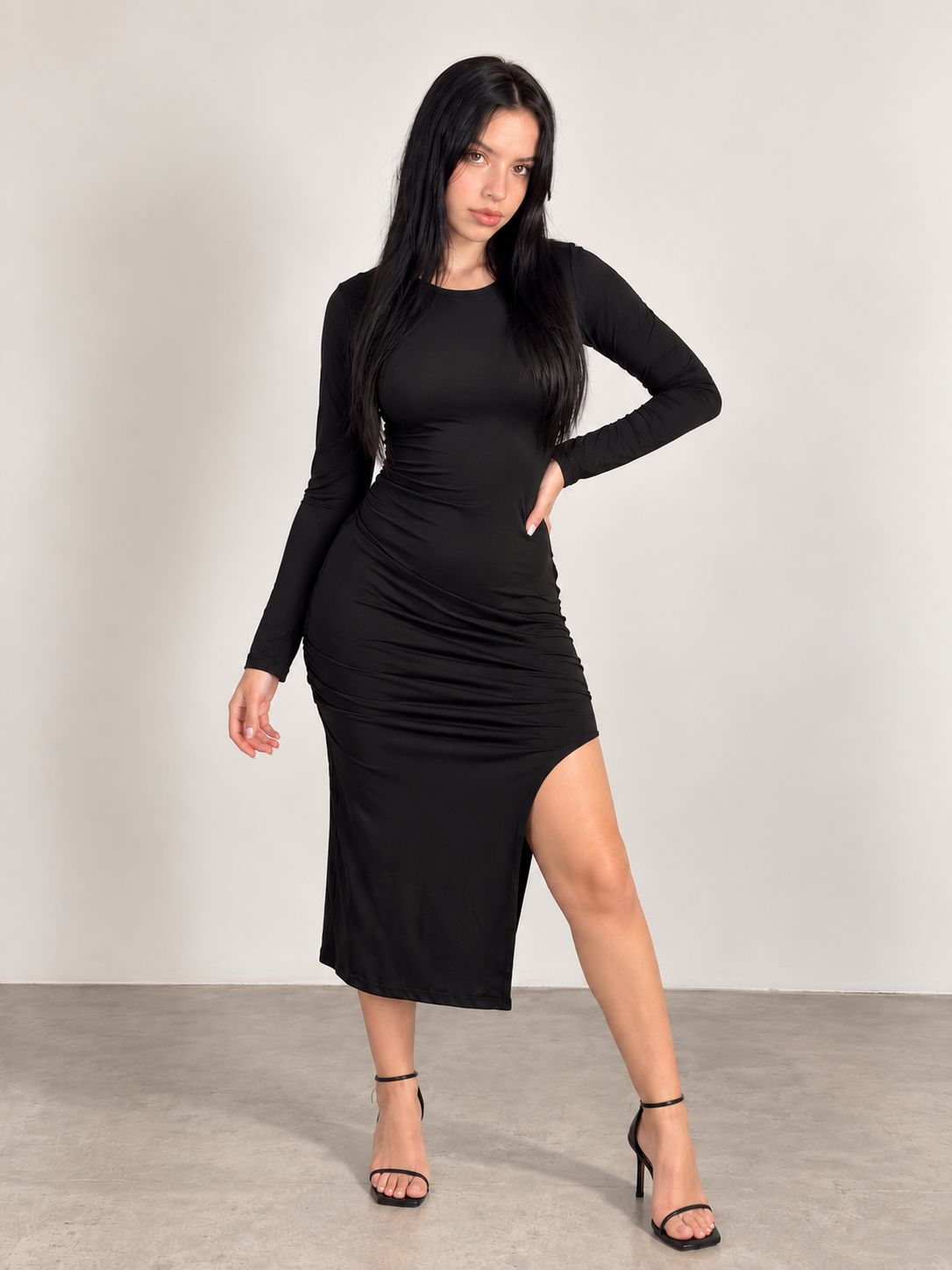 Vestido largo en tela brush color negro con abertura lateral