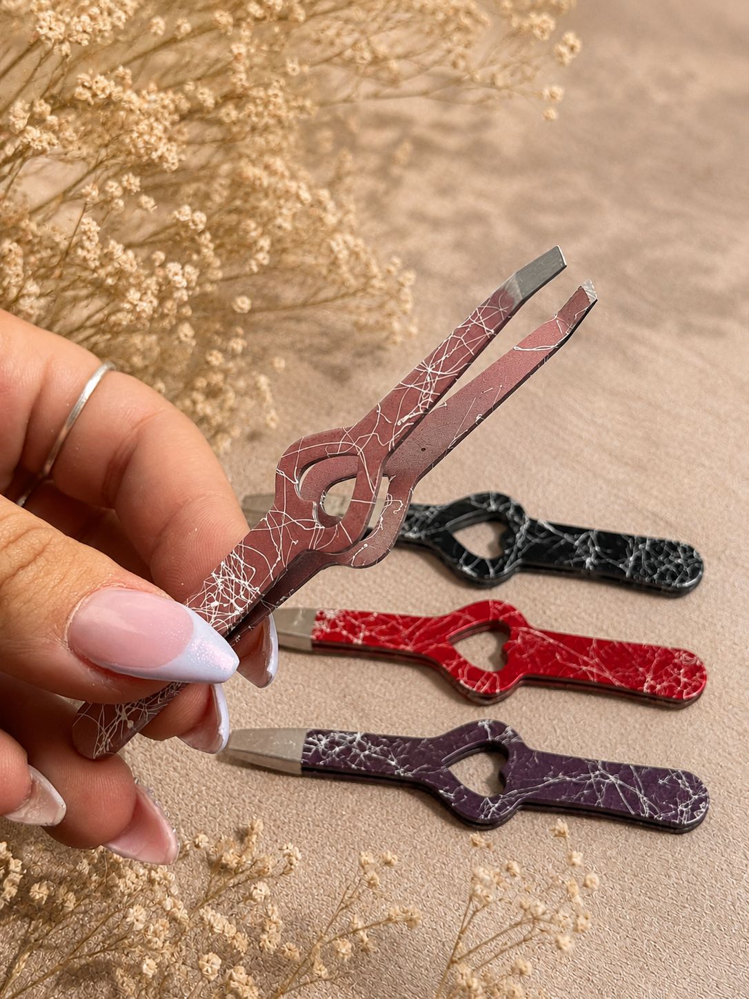 1 Pinza para cejas diseño corazon