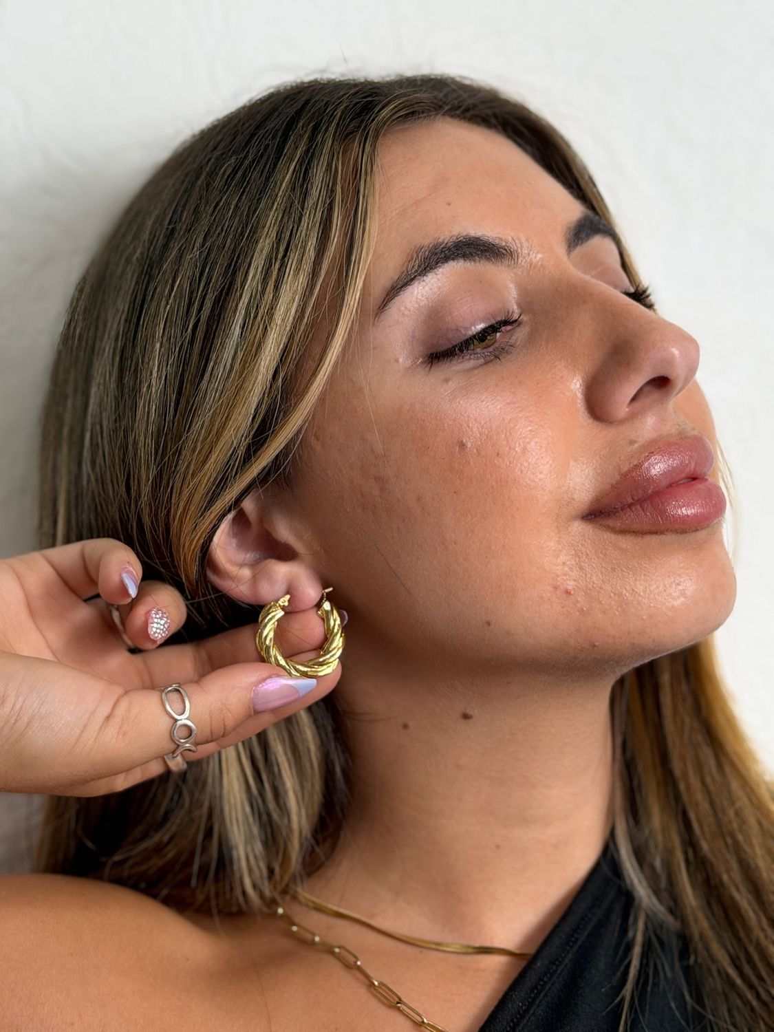 Caravana en tendencia  diseño torneado color dorado por MAYOR ($60 c/u Pack de 12 unidades)