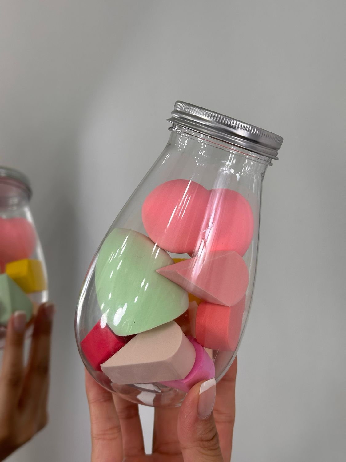 Frasco con esponjas de maquillaje Frasco con esponjas de maquillaje