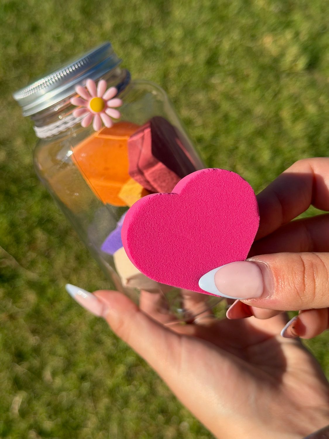 Frasco con esponjas de maquillaje