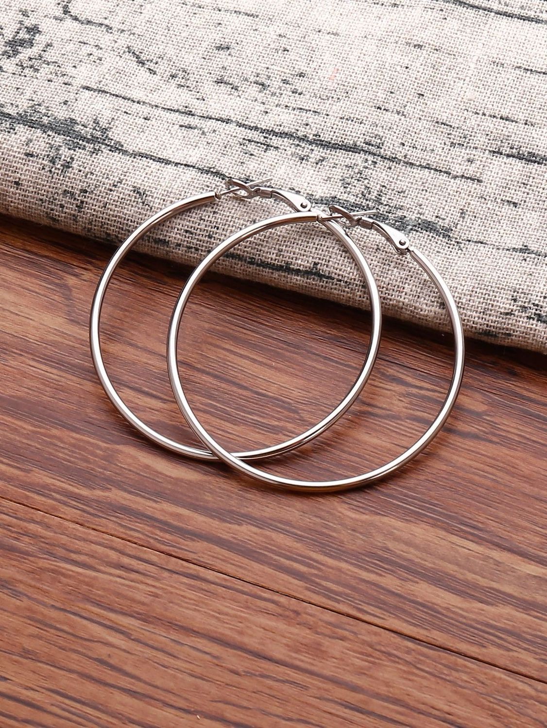 Aros Caravanas en tendencia color plateado grandes por MAYOR ($50 c/u pack de 12 unidades)
