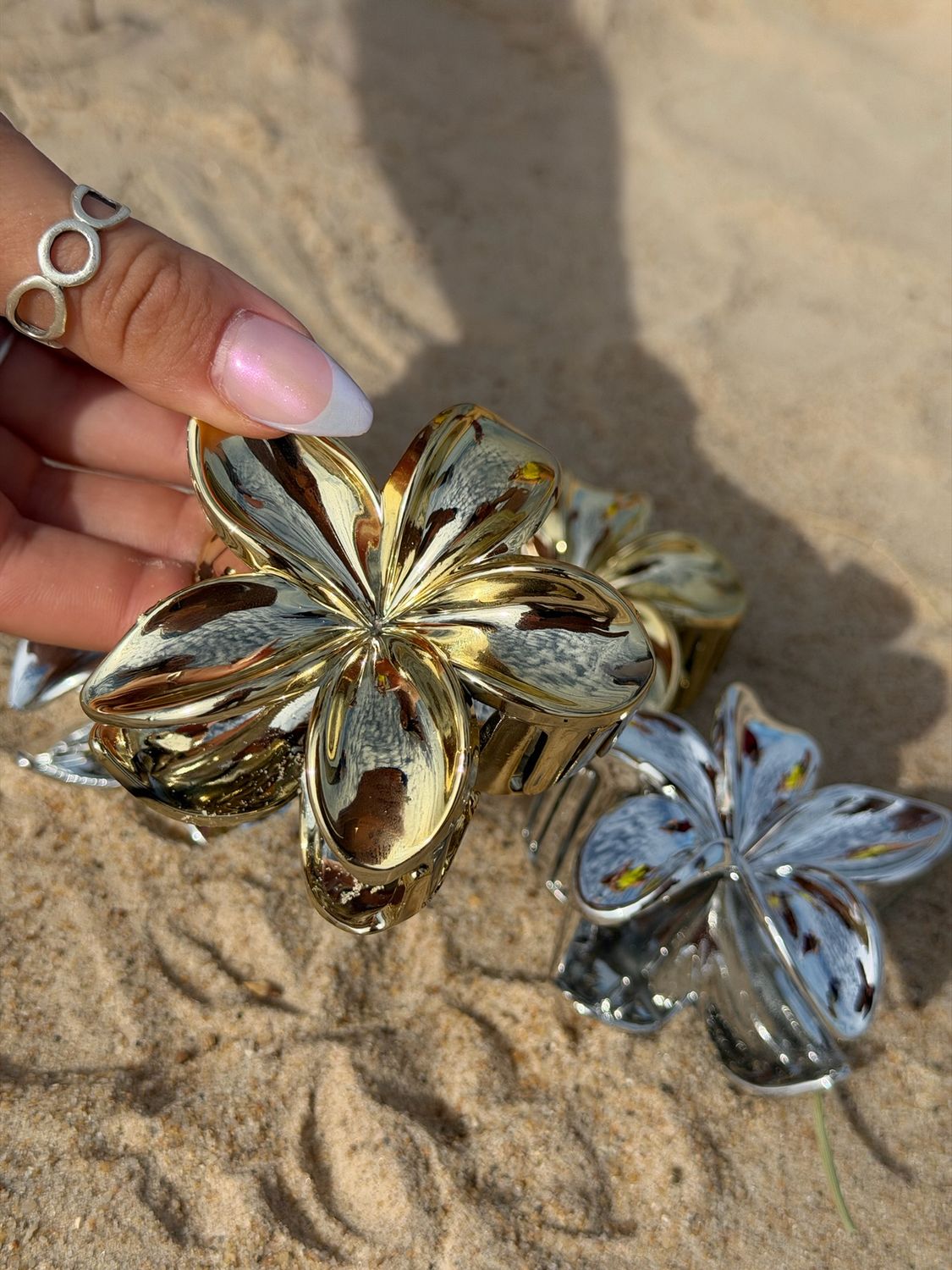 Pinza diseño de flor brillante por MAYOR ($50 c/u Pack de 12 unidades)