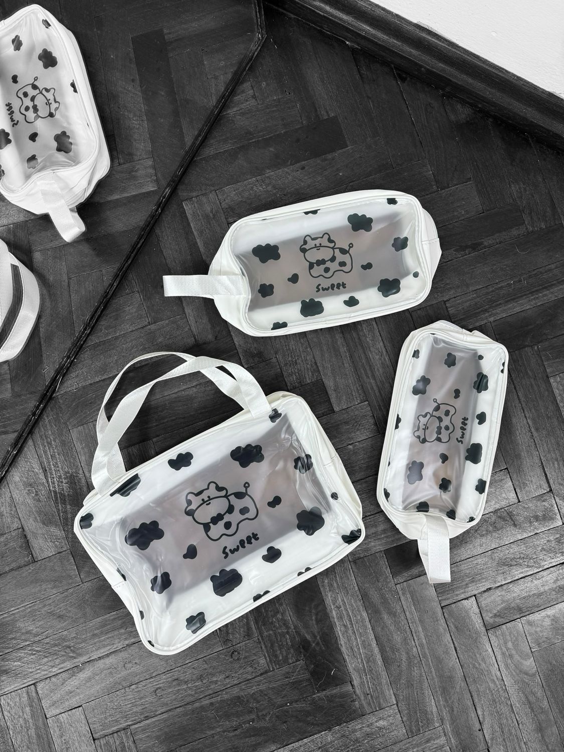 Set de 3 Neceser de diferentes tamaños color transparente diseño vaca Set de 3 Neceser de diferentes tamaños color transparente diseño vaca