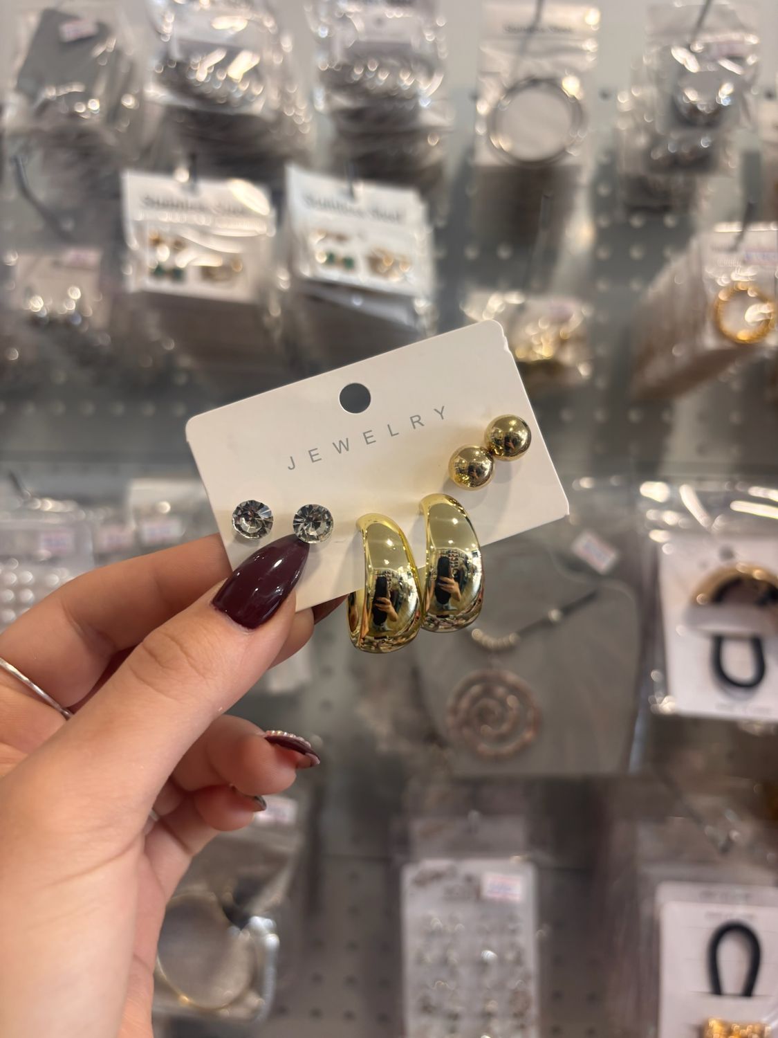 Estuche con 3 pares de caravanas en tendencia por MAYOR ($30 c/u Pack de 12 set)