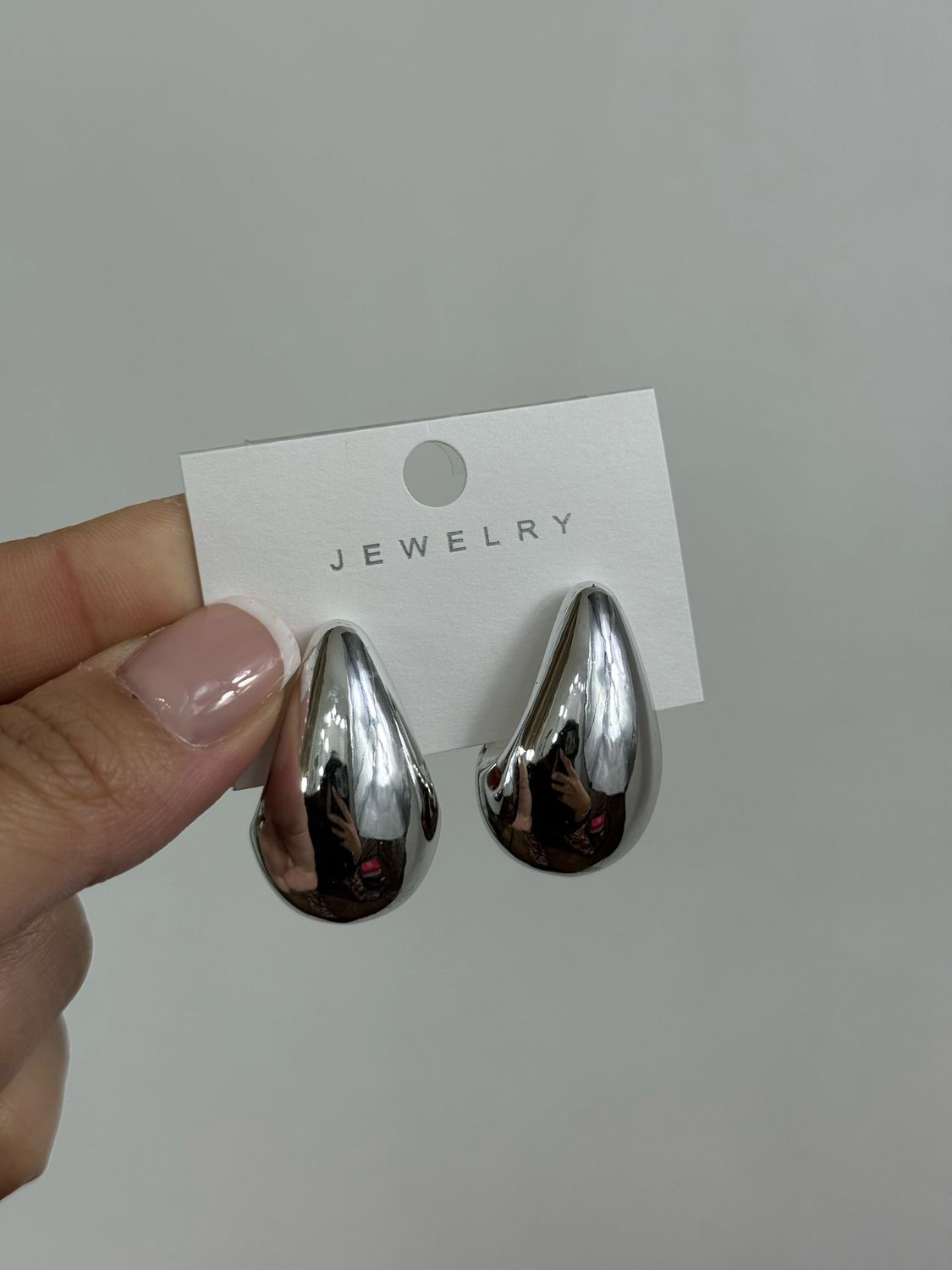 Caravanas de gota en tendencia color plateado por mayor ($30 c/u pack de 12 unidades)