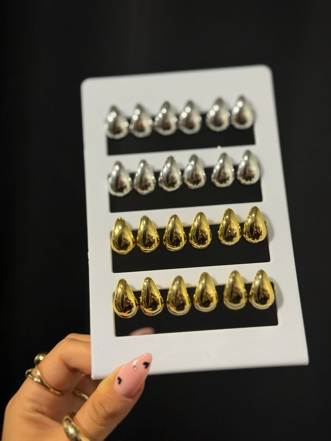 Caravanas de gota en tendencia color plateado por MAYOR ($30 c/u Pack de 12 unidades) Caravanas de gota en tendencia color plateado por MAYOR ($30 c/u Pack de 12 unidades)