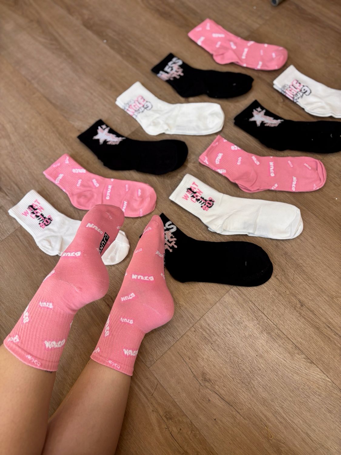 Medias deportivas con colores rosasdo,blanco y negro por MAYOR ($290 c/docena paquete minimo de 12 docenas)