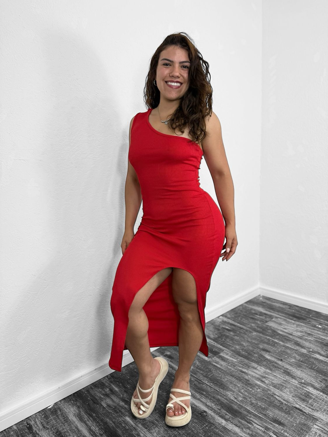 Vestido  SOFFY con tajo elegante