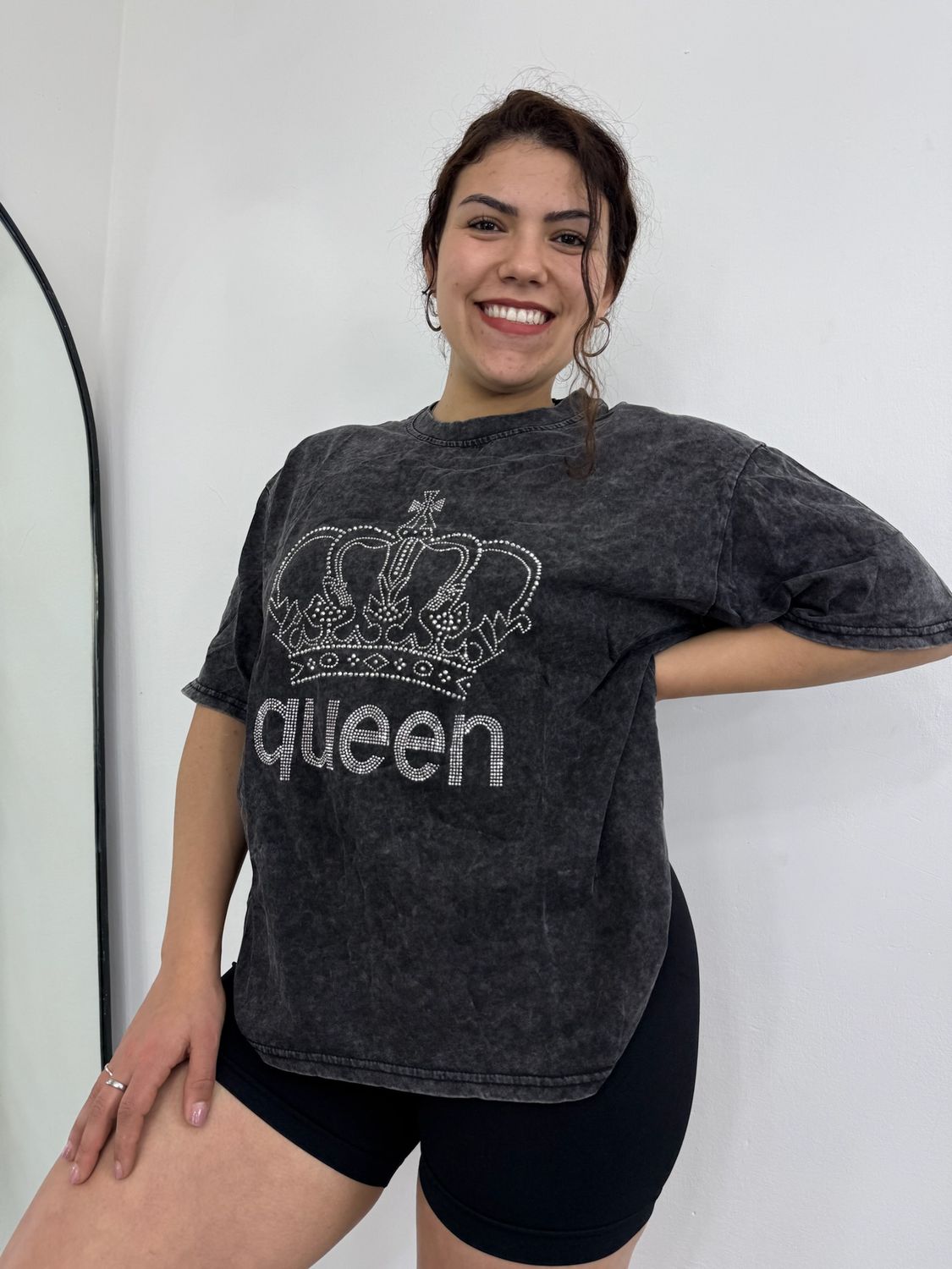Remera Queen con brillitos color negro nevado