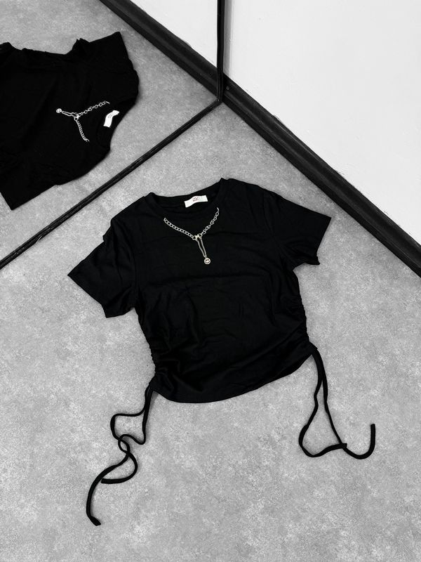 Remera con cadena y cordones a los costados Remera con cadena y cordones a los costados