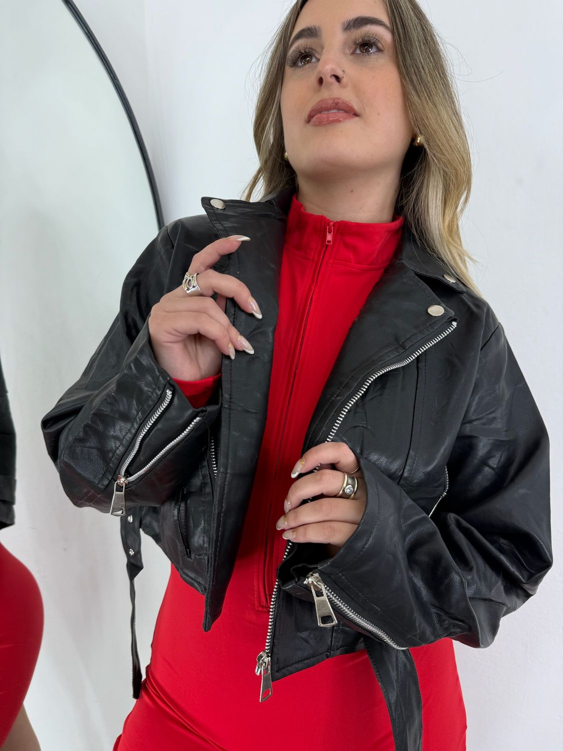 Campera de ecocuero con broches