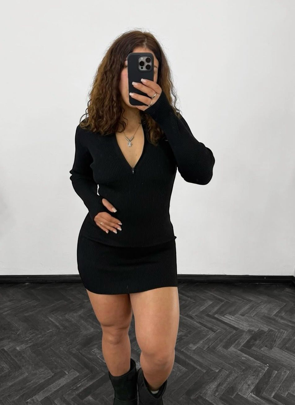 Vestido casual color negro con cierre delante