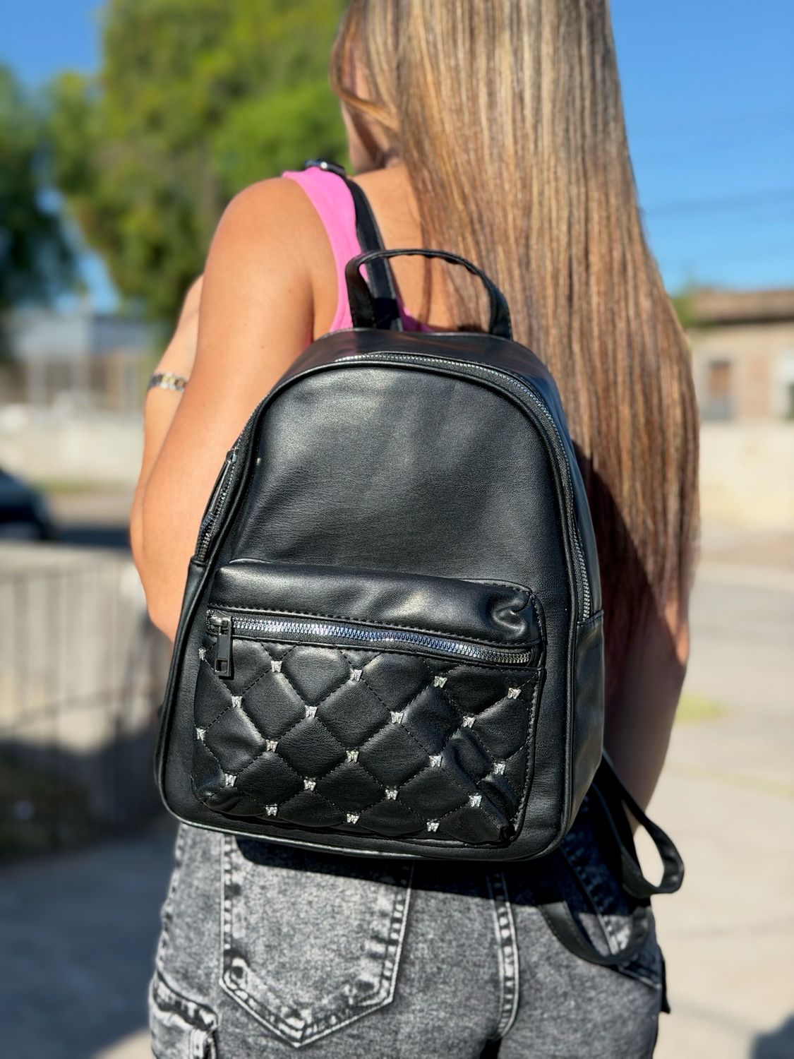 Mochila ecocuero con chapas