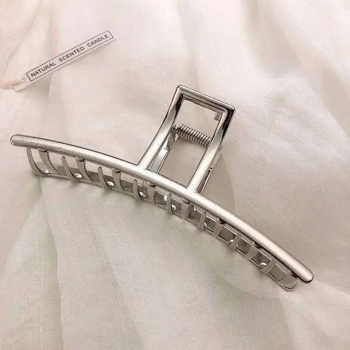 Pinza grande plateada