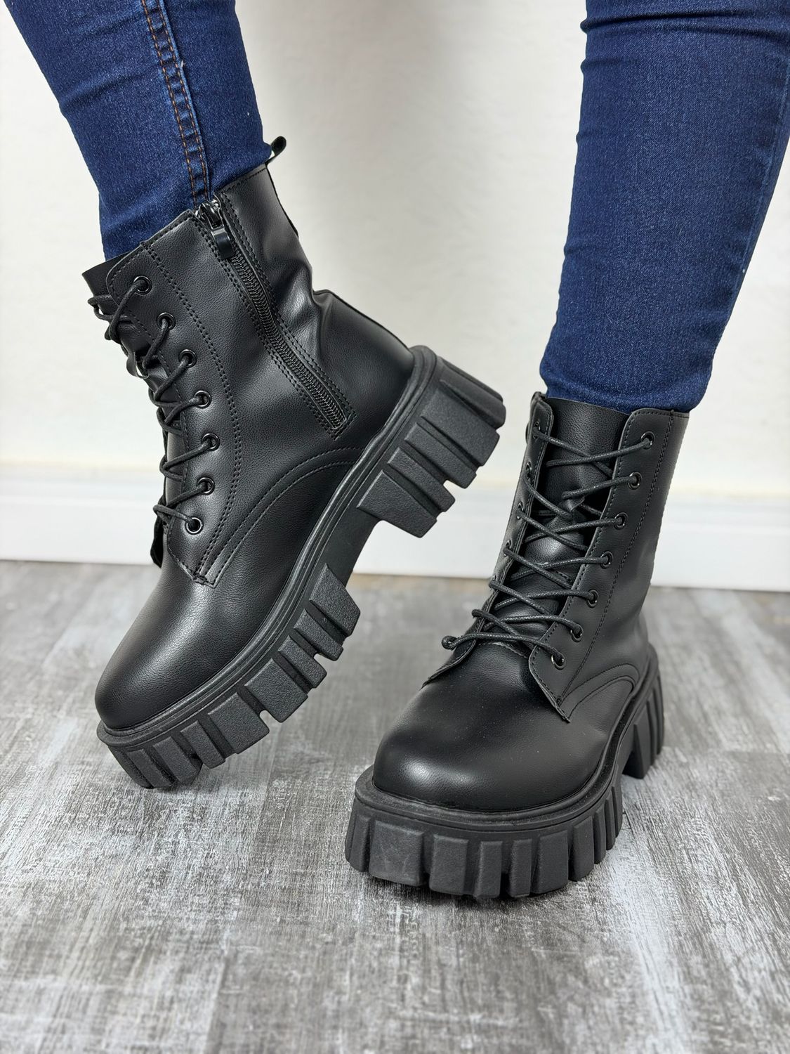 Botas borcego de ecocuero con cordones