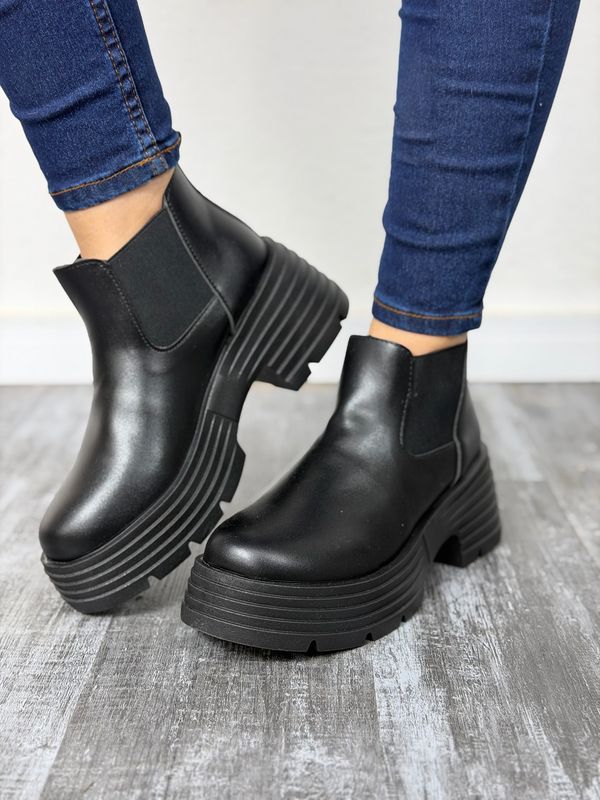 Botas borcego de ecocuero con elastico PREVENTA Hasta el 06 de abril Botas borcego de ecocuero con elastico PREVENTA Hasta el 06 de abril