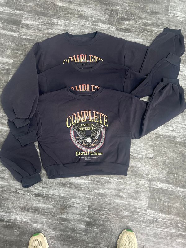 Buzo estampado Complete diseño corto Buzo estampado Complete diseño corto