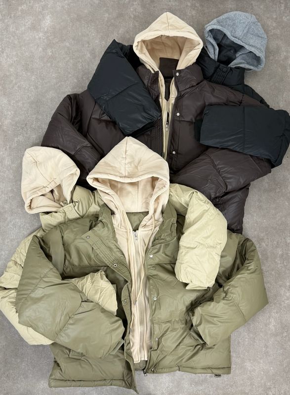 Campera con capucha eco cuero