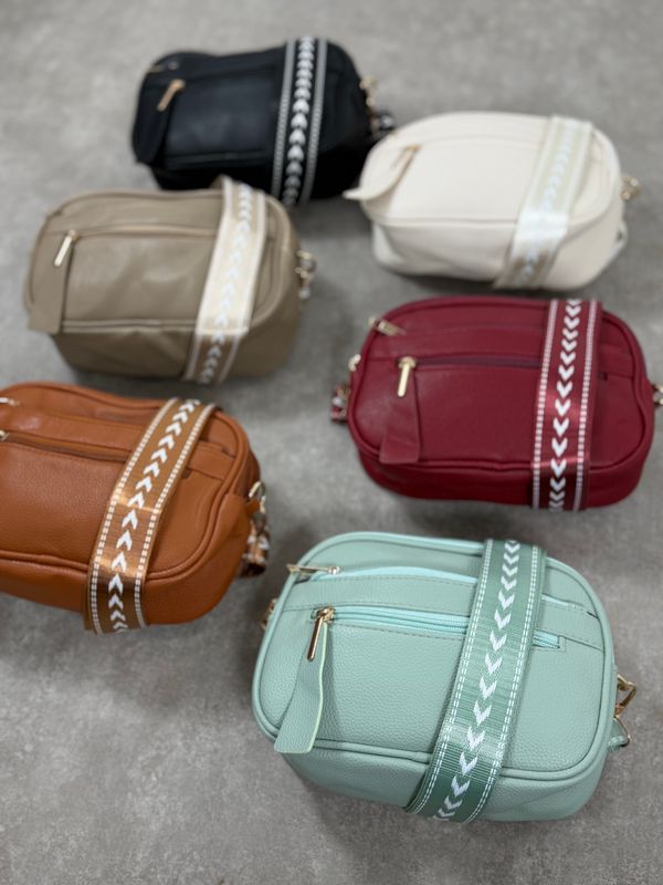 Cartera bandolera con correa Cartera bandolera con correa