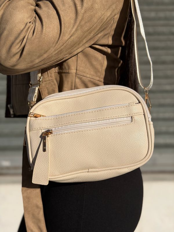 Cartera bandolera con correa