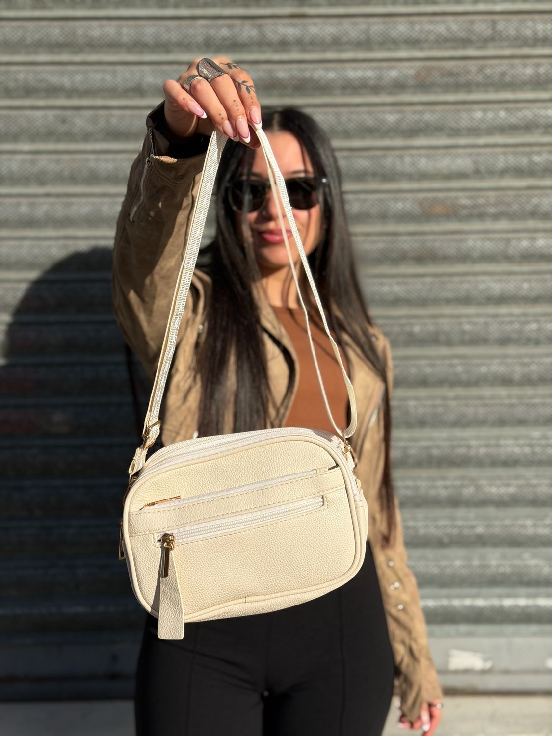 Cartera bandolera con correa