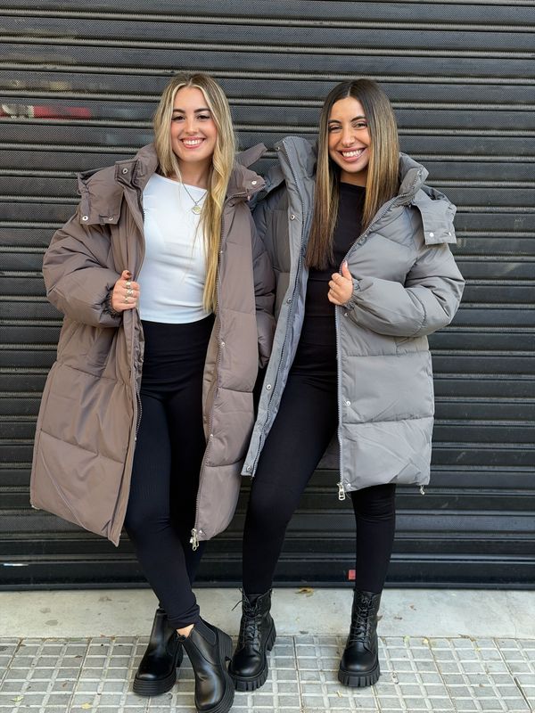 Campera con capucha larga abrigada Campera con capucha larga abrigada