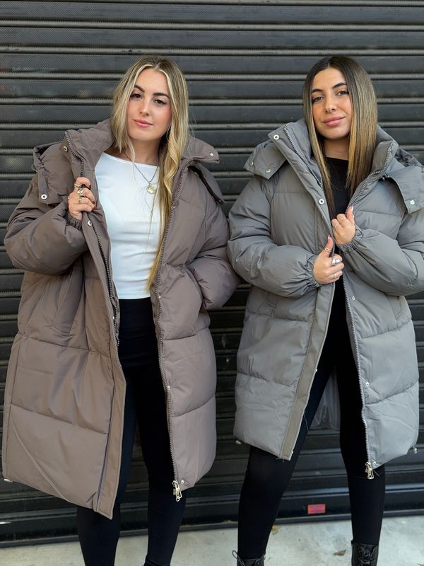 Campera con capucha larga abrigada