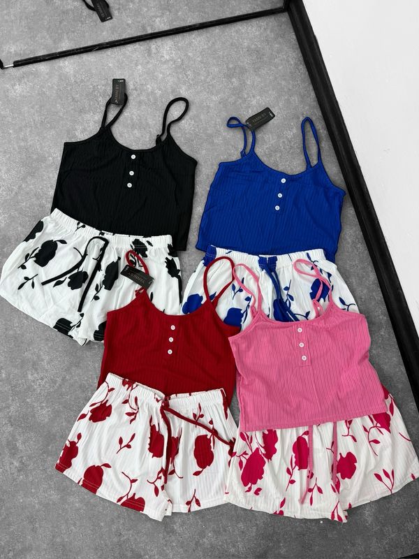 Pijama de top con botones y short