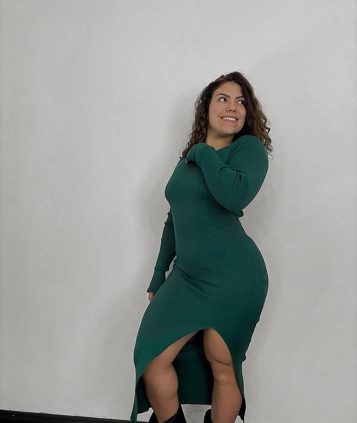 Vestido con tajo al costado