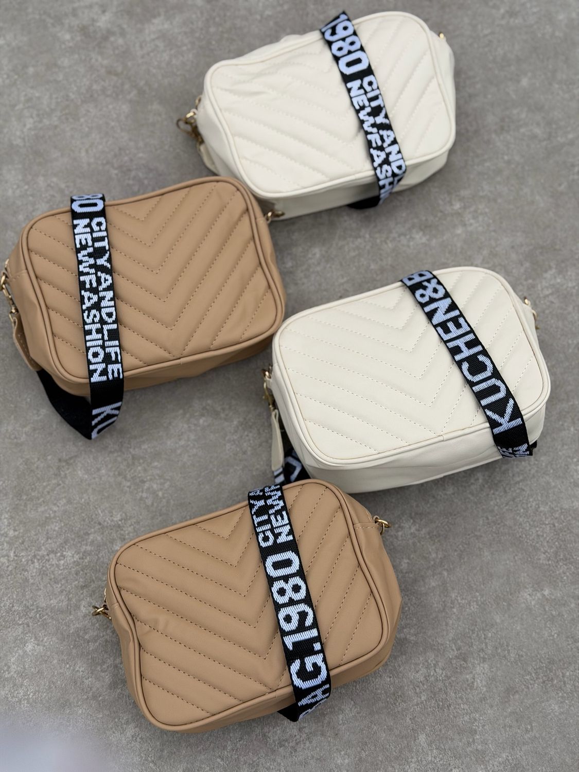 Cartera Bandolera con correa por mayor ( Pack de 12 a $ 190 c/u )