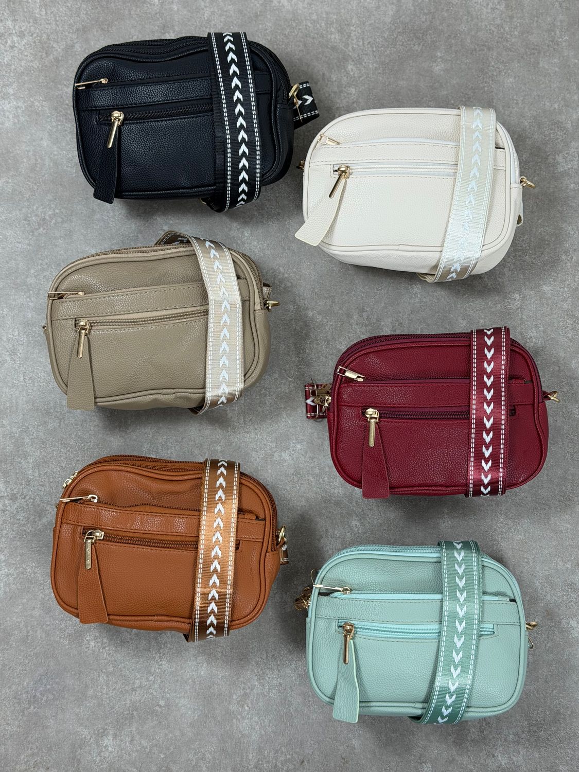 Cartera bandolera con correa por mayor ( Pack de 12 a $ 360 c/u )