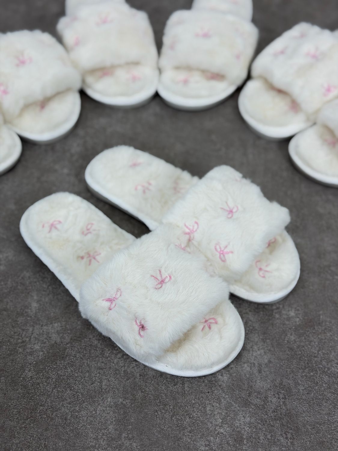 Pantuflas de peluche coquette por mayor ( Pack de 12 a $280 c/u )