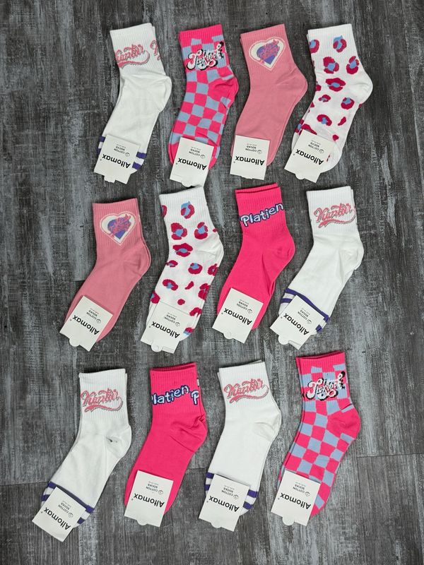Docena de medias coloridas en blanco y rosa