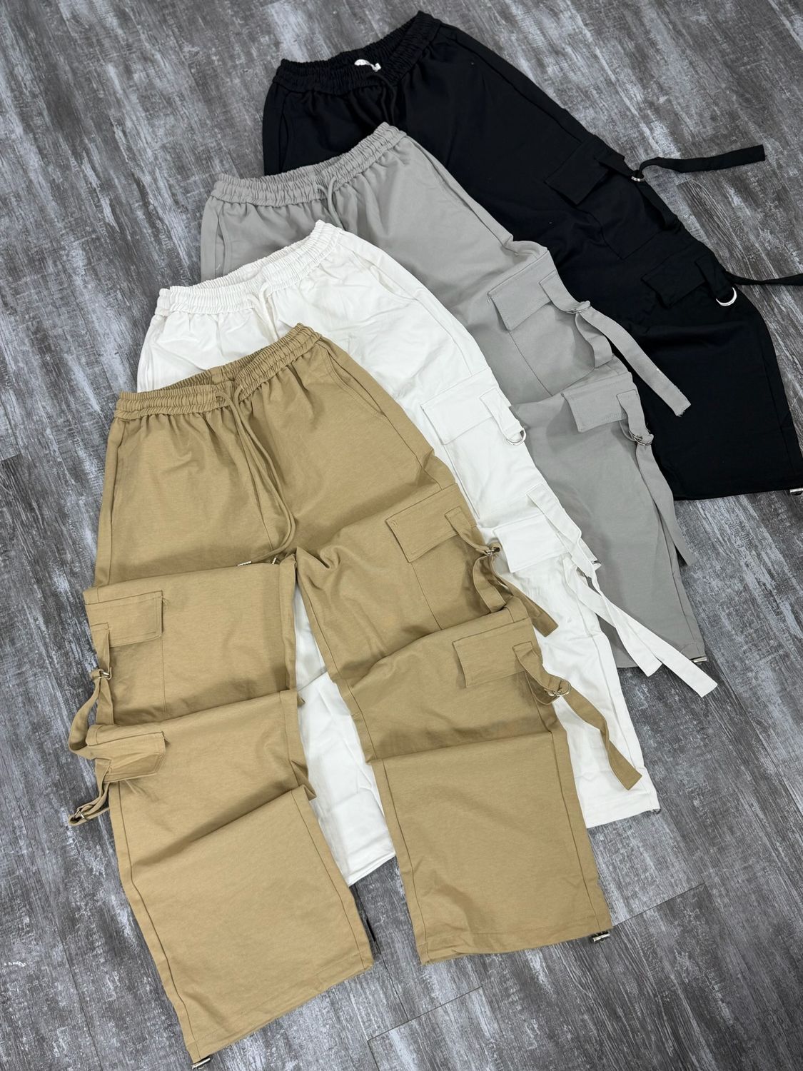 Pantalon cargo deportivo wid leg con cintas Pantalon cargo deportivo wid leg con cintas