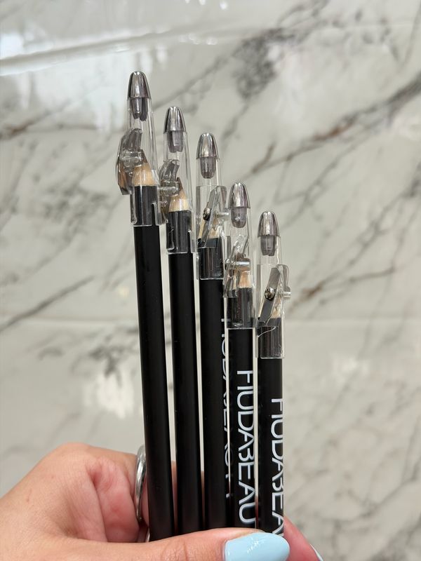 Lapiz Delineador marron con Sacapuntas