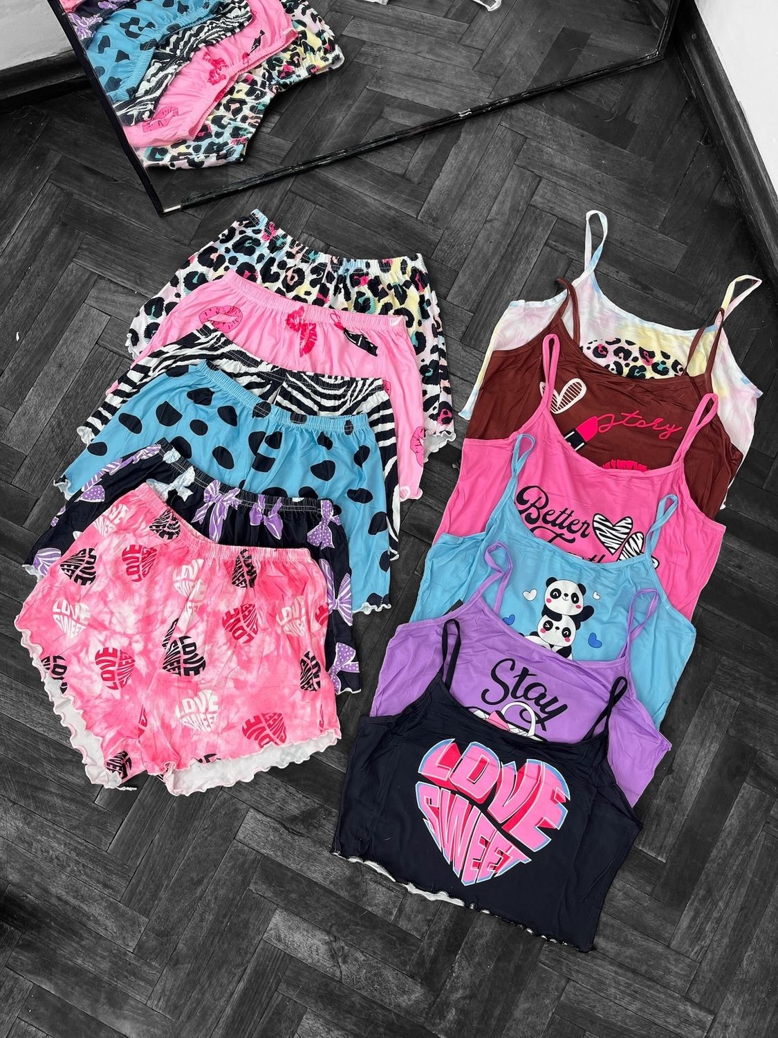 Conjunto pijama de top con breteles y short Conjunto pijama de top con breteles y short