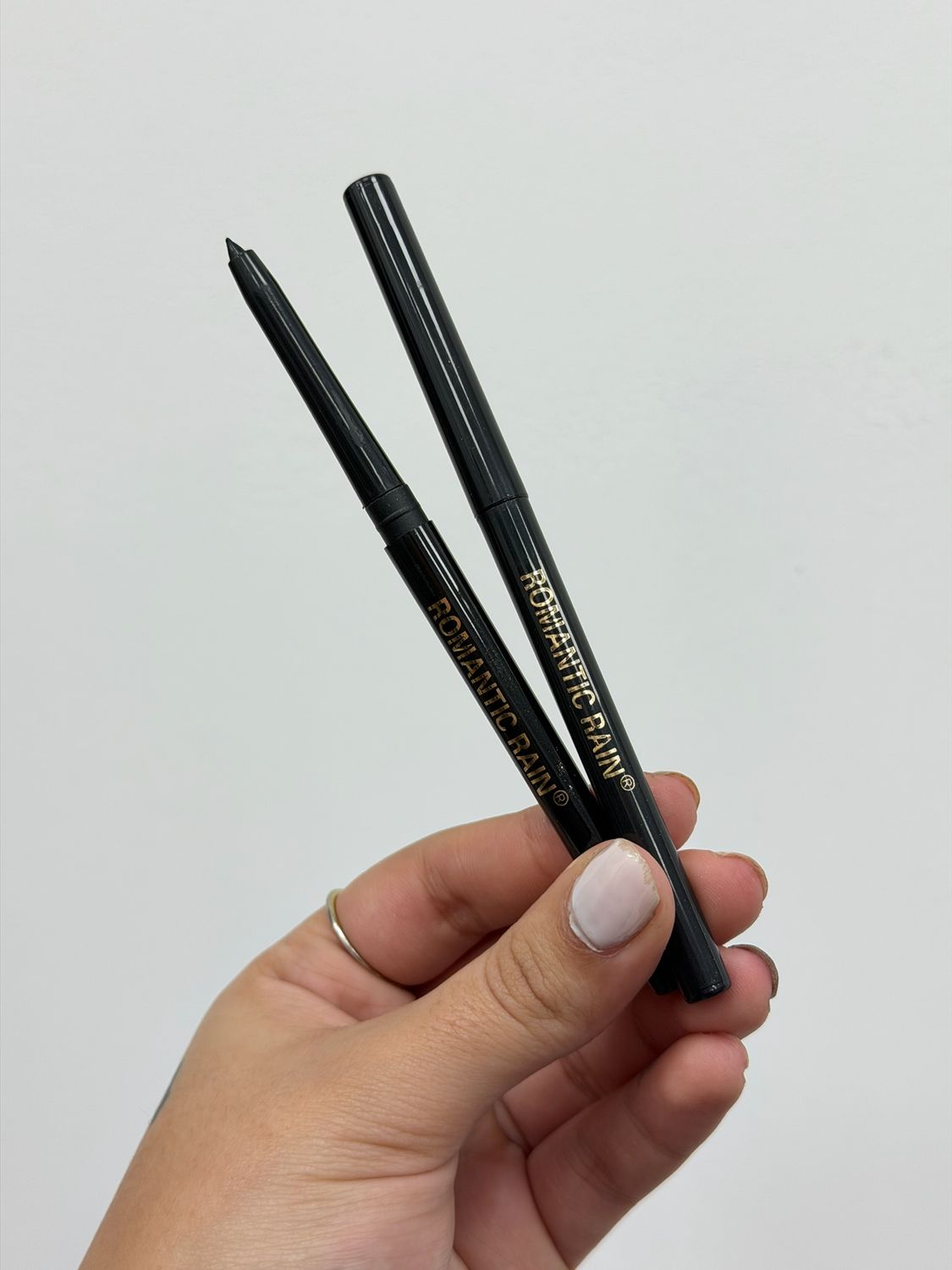 Delineador retractil negro x mayor ($30 c/u paquete minimo de 12 unidades)