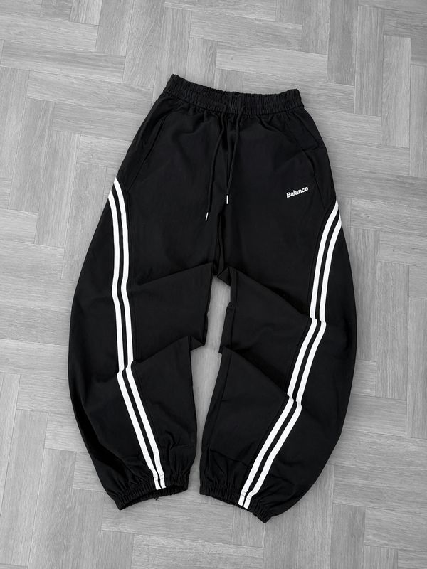 Pantalon deportivo con rayas