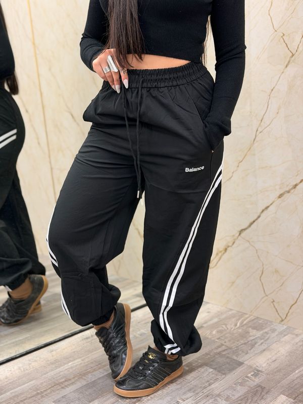 Pantalon deportivo con rayas