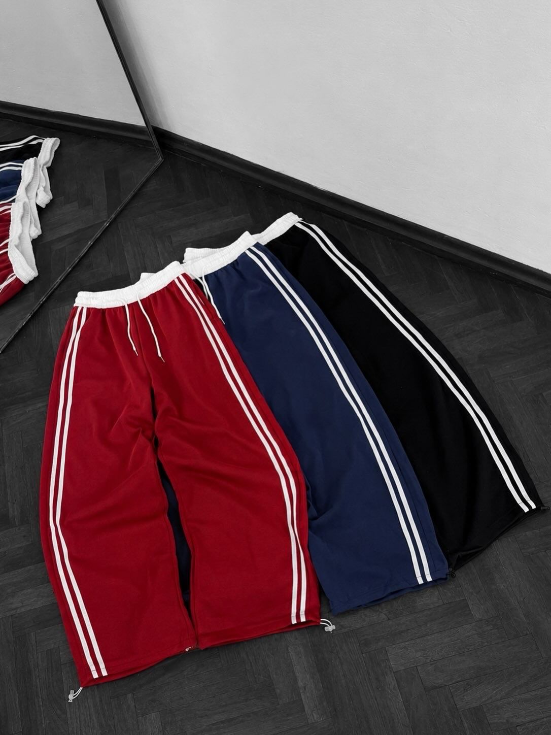Pantalon deportivo con lineas