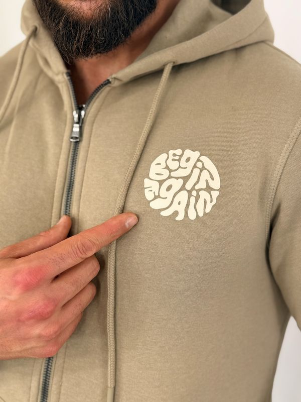 Campera deportiva con gorro.